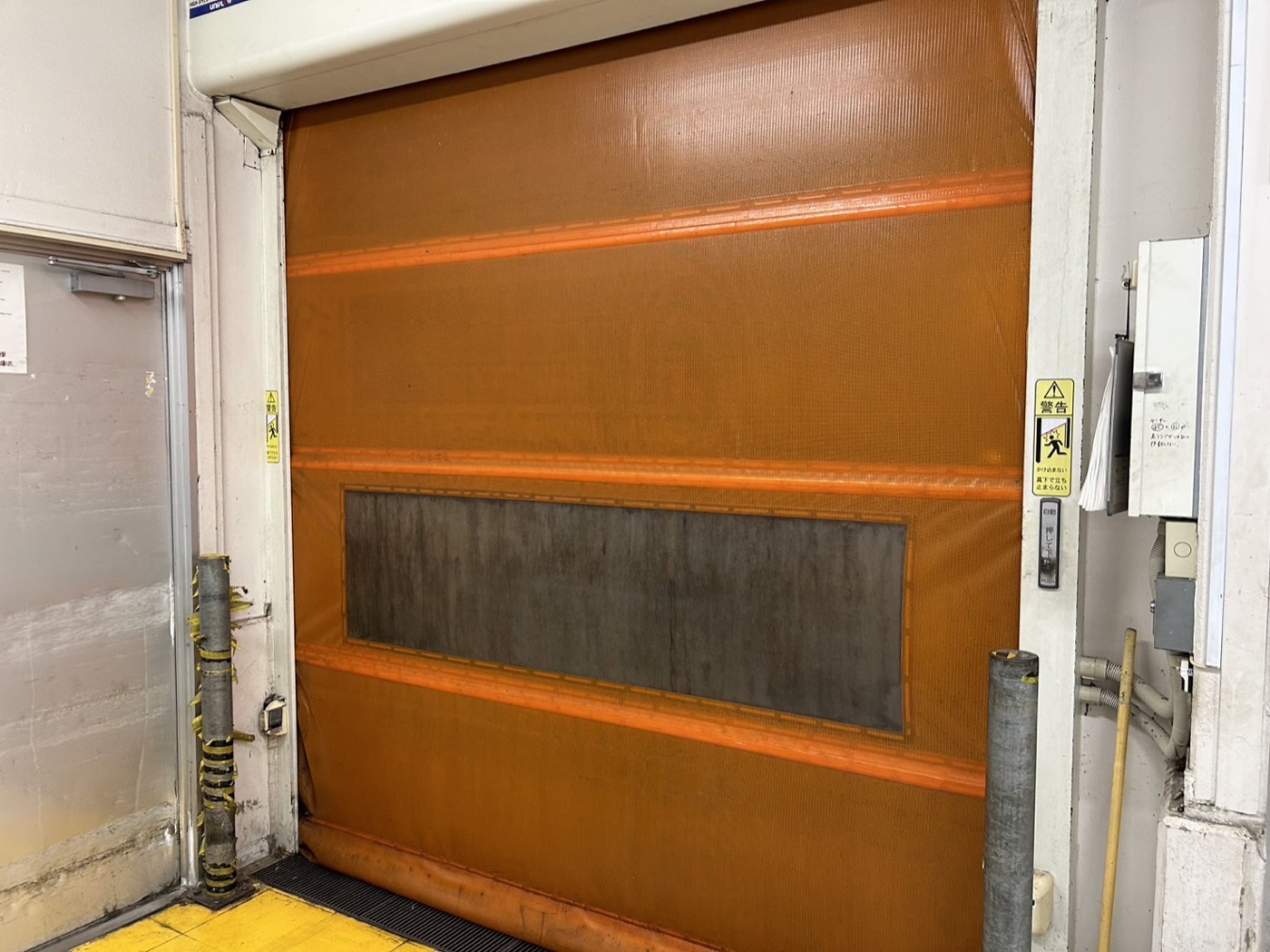 搬入口のシートシャッター 施工後